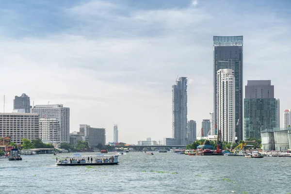 Ferry over de Chao Phraya rivier in Bangkok, Thailand — Stockfoto
