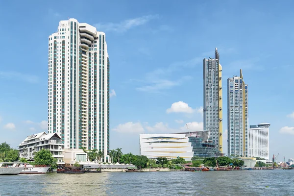 Floden Chao Phraya och bostads hus. Bangkoks skyline — Stockfoto