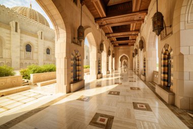 Sultan Qaboos Ulu Camii, kemerli geçit. Muscat