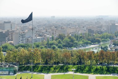 Siyah bayrak Tahran, Iran çırpınan. Doğal cityscape