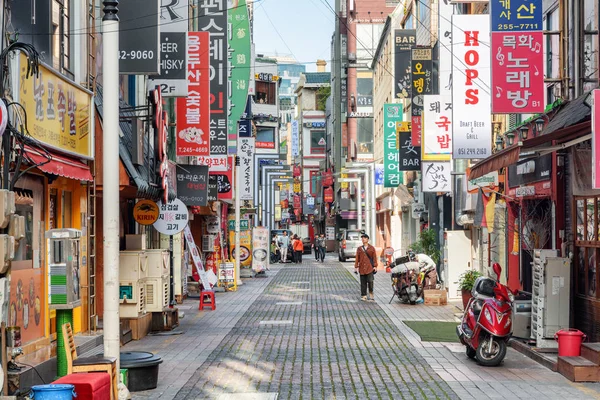 Prachtig uitzicht van de ochtend van smalle straat, Busan, South Korea — Stockfoto