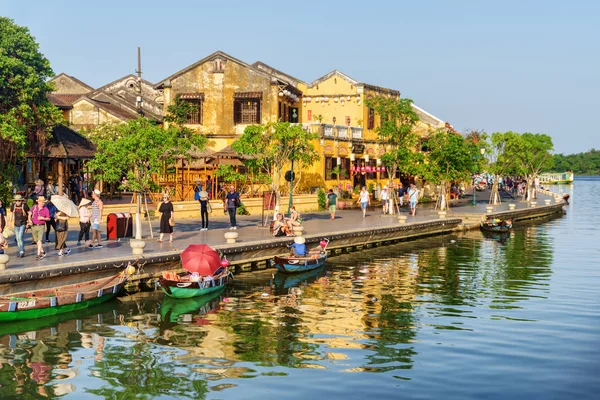 Traditionele gele gebouwen op de dijk van de rivier van de do-Bon — Stockfoto