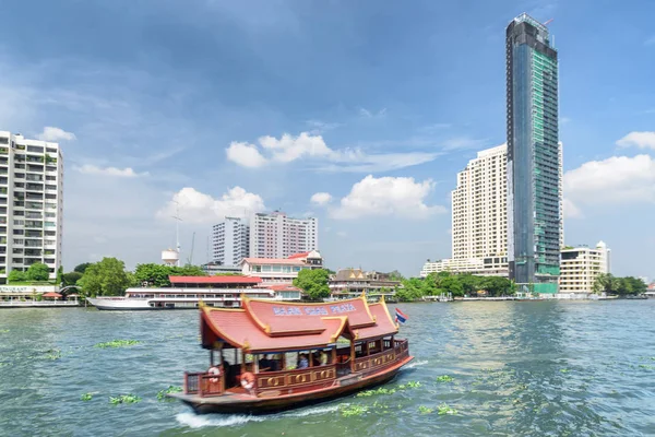 Bangkoks stadssilhuett. Båten seglar längs floden Chao Phraya — Stockfoto