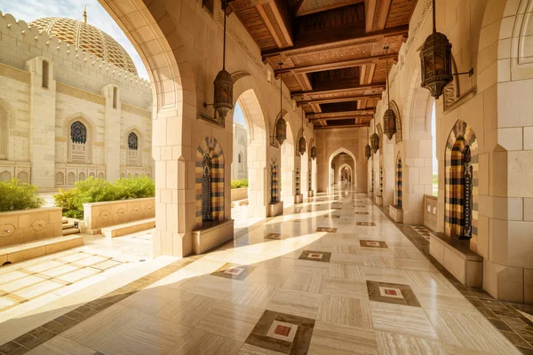 Boltíves folyosó, a Sultan Qaboos Grand Mosque. Muscat — Stock Fotó