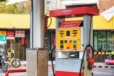 Tahran, İran'ın benzin istasyonu sütun görünümünü portre