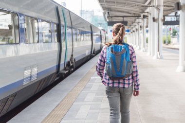 Tren yakalamak için yürüme genç kadın turist