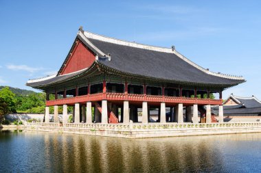 Güney Kore, Seul 'deki Gyeongbokgung Sarayı' ndaki Gyeonghoeru Pavyonu.