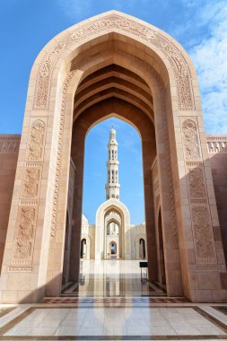 Sultan Qaboos Ulu Camii avlu manzaralı kemerler