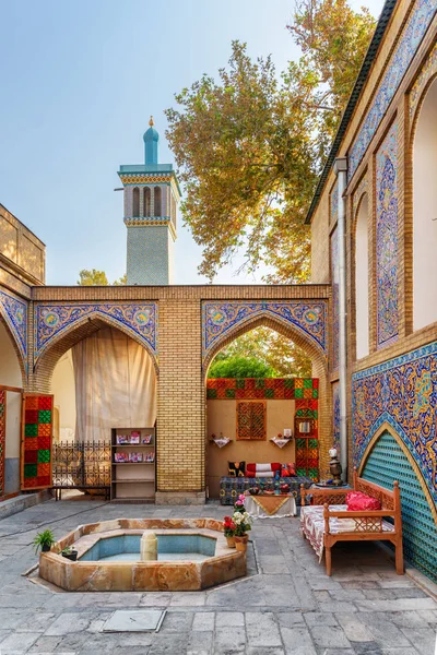 Vackra färgglada innergård i Golestan palatset i Teheran — Stockfoto