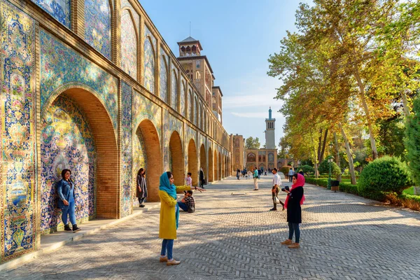 Touristen beim Fotografieren im Hof des Golestan-Palastes — Stockfoto