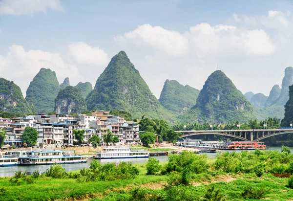 Vista da cidade de Yangshuo, ponte bonita e montanhas de carste — Fotografia de Stock