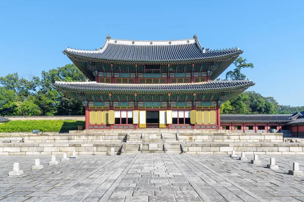 Vista principal de Injeongjeon Hall no Changdeokgung Palace, Seul — Fotografia de Stock