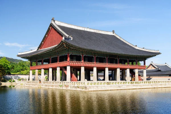 Gyeonghoeru Pavilon a Gyeongbokgung Palotában, Szöul, Dél-Korea — Stock Fotó