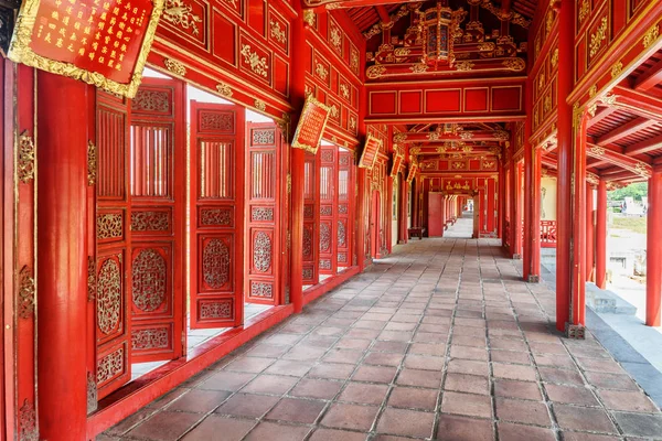 Amazing red wooden hallway in the Purple Forbidden City, Hue — Stock Photo, Image