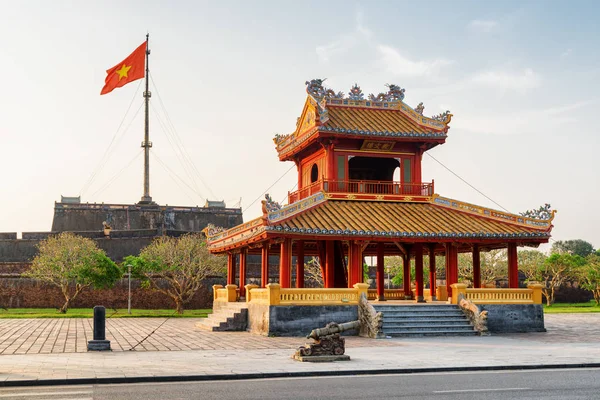 Phu Van Lau Pavilion in front of the Citadel, Hue — Stock Photo, Image