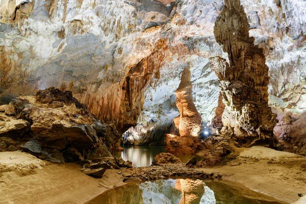 Dikit şaşırtıcı Phong Nha mağara içinde su yansıması — Stok fotoğraf