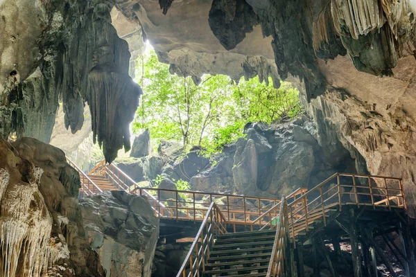 Stairs leading to exit from Tien Son Cave in Vietnam — Stock Photo, Image