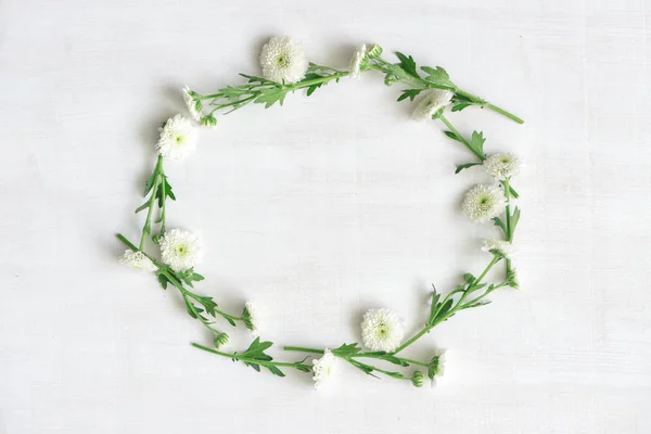 Grinalda de flores brancas sobre fundo de madeira branca — Fotografia de Stock