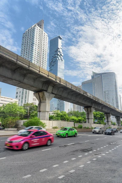 Sathon Road e viaduto da BTS Silom Line. Bangkok, Tailândia — Fotografia de Stock