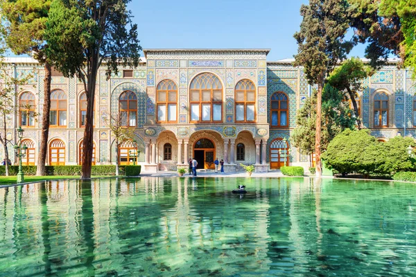 Gyönyörű kilátás nyílik a Golestan palota és a festői tó, Teherán — Stock Fotó