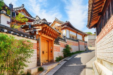 Terk edilmiş eski dar sokak ve geleneksel Kore evler, Seoul