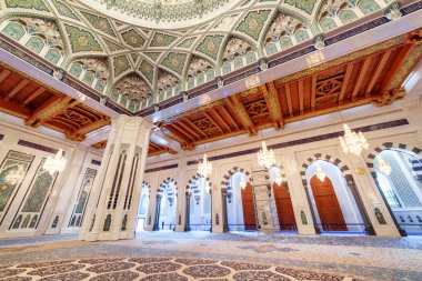 Kiliseye, Sultan Qaboos Ulu Camii görünümünü. Umman