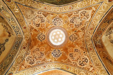 Tavan plasterwork, Sultan Amir Ahmad Bathhouse ile dekore edilmiştir.