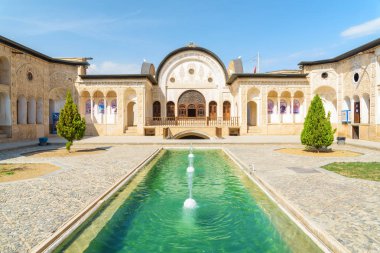 Avlunun Tabatabaei tarihsel evinde harika görünümü