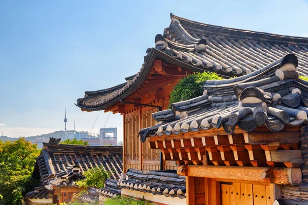 Atap ubin hitam berpemandangan dari rumah tradisional Korea di Seoul — Stok Foto