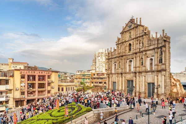 Increíble vista de las ruinas de San Pablo y los turistas —  Fotos de Stock