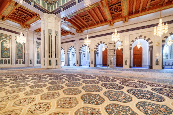 Wunderbarer Teppich im Gebetssaal, der großen Sultan-Qaboos-Moschee — Stockfoto