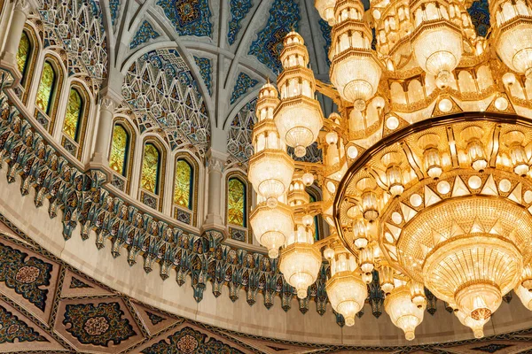 Detalhes do interior da Grande Mesquita do Sultão Qaboos, Omã — Fotografia de Stock