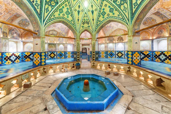 Sultan Amir Ahmad Bathhouse havuzunda sekizgen soyunma salonu