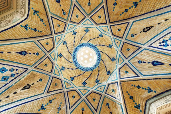 Techo decorado con azulejo azul en Sultan Amir Ahmad Bathhouse — Foto de Stock