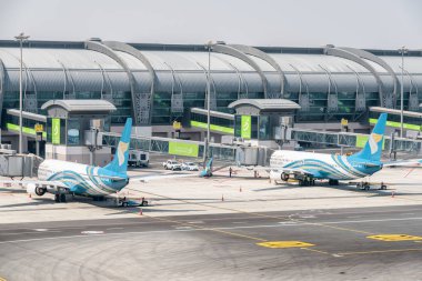 Muscat Uluslararası Havaalanı'nda iki Oman Air uçak Park