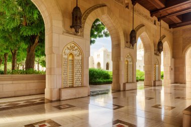 Sultan Qaboos büyük Camisi. Kemerli geçit görüntülemek