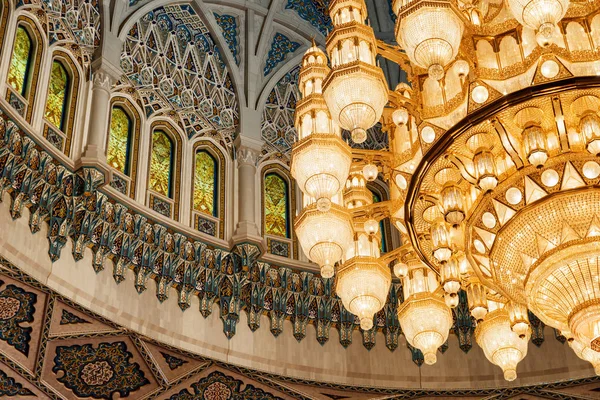 Techo y lámpara de araña en la Gran Mezquita del Sultán Qaboos, Omán —  Fotos de Stock