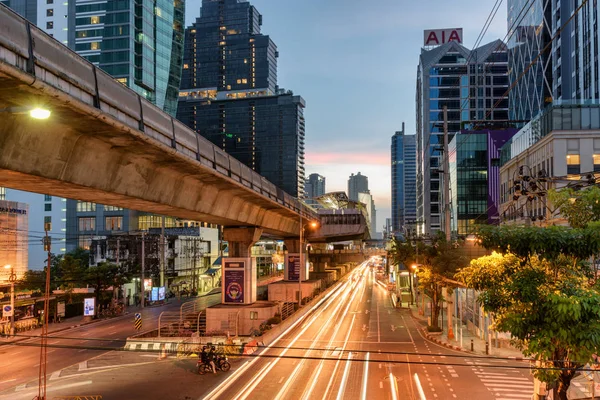 Vista nocturna de Sathon Road y la estación de BTS Surasak, Bangkok — Foto de Stock