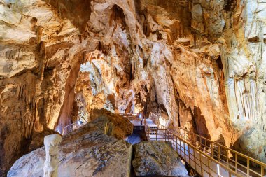 Tien oğlu mağara, Vietnam içinde doğal yeraltı geçit