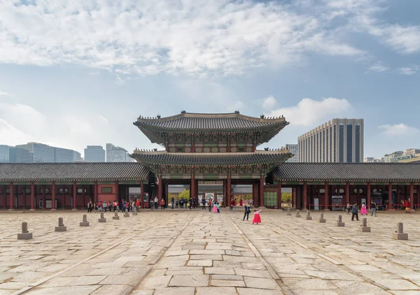 Bella vista della Porta di Heungnyemun del Palazzo Gyeongbokgung — Foto Stock