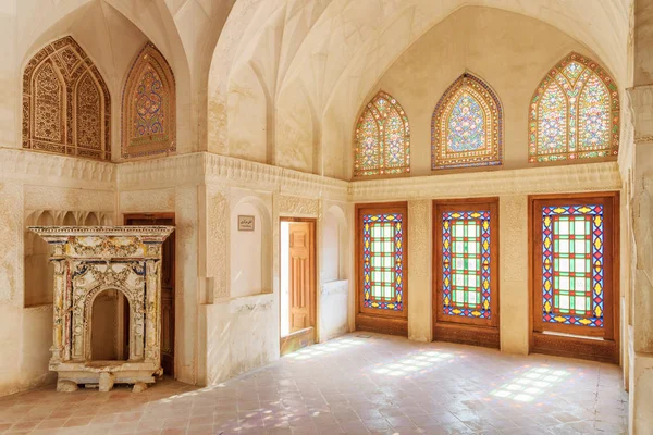 Traditionelle bunte iranische Glasfenster, kashan, iran — Stockfoto