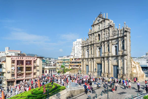 Les ruines de Saint-Paul et la foule colorée de touristes — Photo