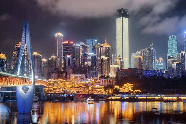 Fantastiska nattvisning av skyskrapor i downtown, Chongqing, Kina — Stockfoto