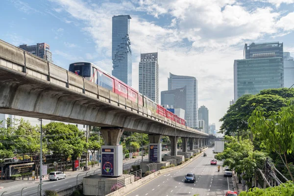 Skytrain über der sathon road in bangkok, thailand — Stockfoto