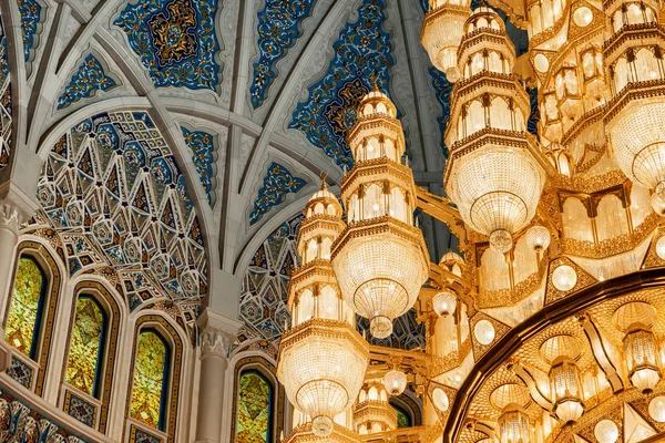 Οροφή και πολυέλαιο Sultan Qaboos Grand Τζαμί, Ομάν — Φωτογραφία Αρχείου