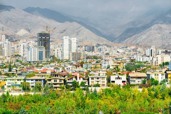 Malebný pohled v Teheránu, Írán. Barevné obytné budovy — Stock fotografie