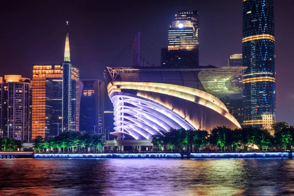 Noční výhled z moderních staveb v Guangzhou, Čína — Stock fotografie