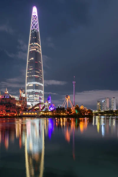 高層ビルの夜景が湖、ソウルに反映 — ストック写真