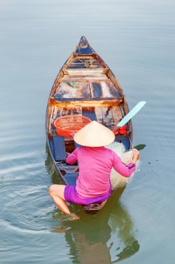 Vietnamlı kadın onu balıkçılık net kontrol görünümü, Hoian