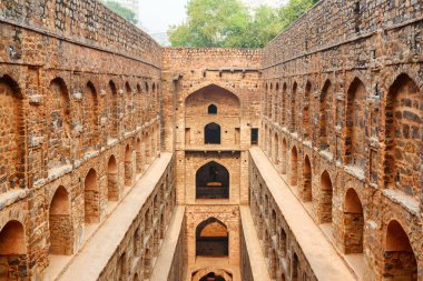 Agrasen ki Baoli Reservoir, Delhi, Hindistan. Eski adım iyi